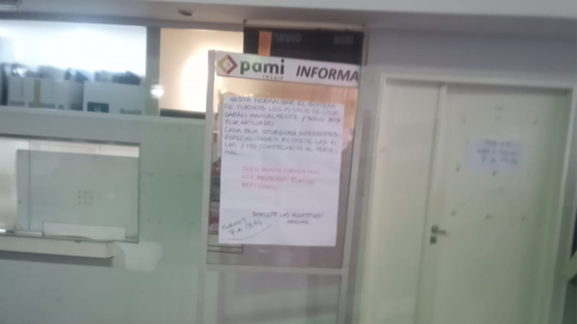 En el hall de ingreso al Pami I se informa que los turnos se otorgan de forma personal a cada afiliado