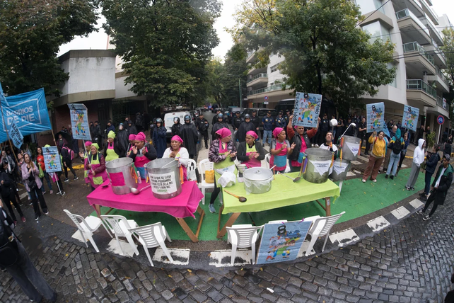 Barrios de Pie repudió a Adorni frente a su departamento del barrio porteño de Caballito.