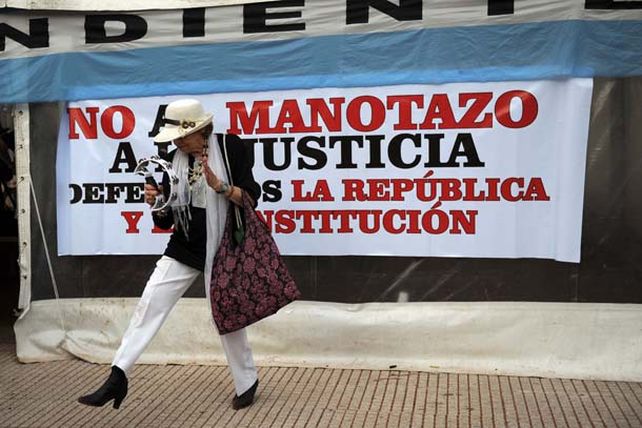 La oposición instaló su carpa contra la reforma judicial frente al Congreso
