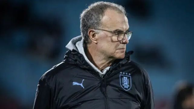 Marcelo Bielsa transita momentos complicados por el ataque de varios exjugadores de la selección uruguaya.