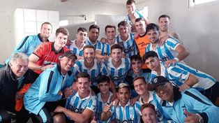 Bien unidos. Jugadores y cuerpo técnico de Trebolense celebraron el pasaporte a las semifinales.