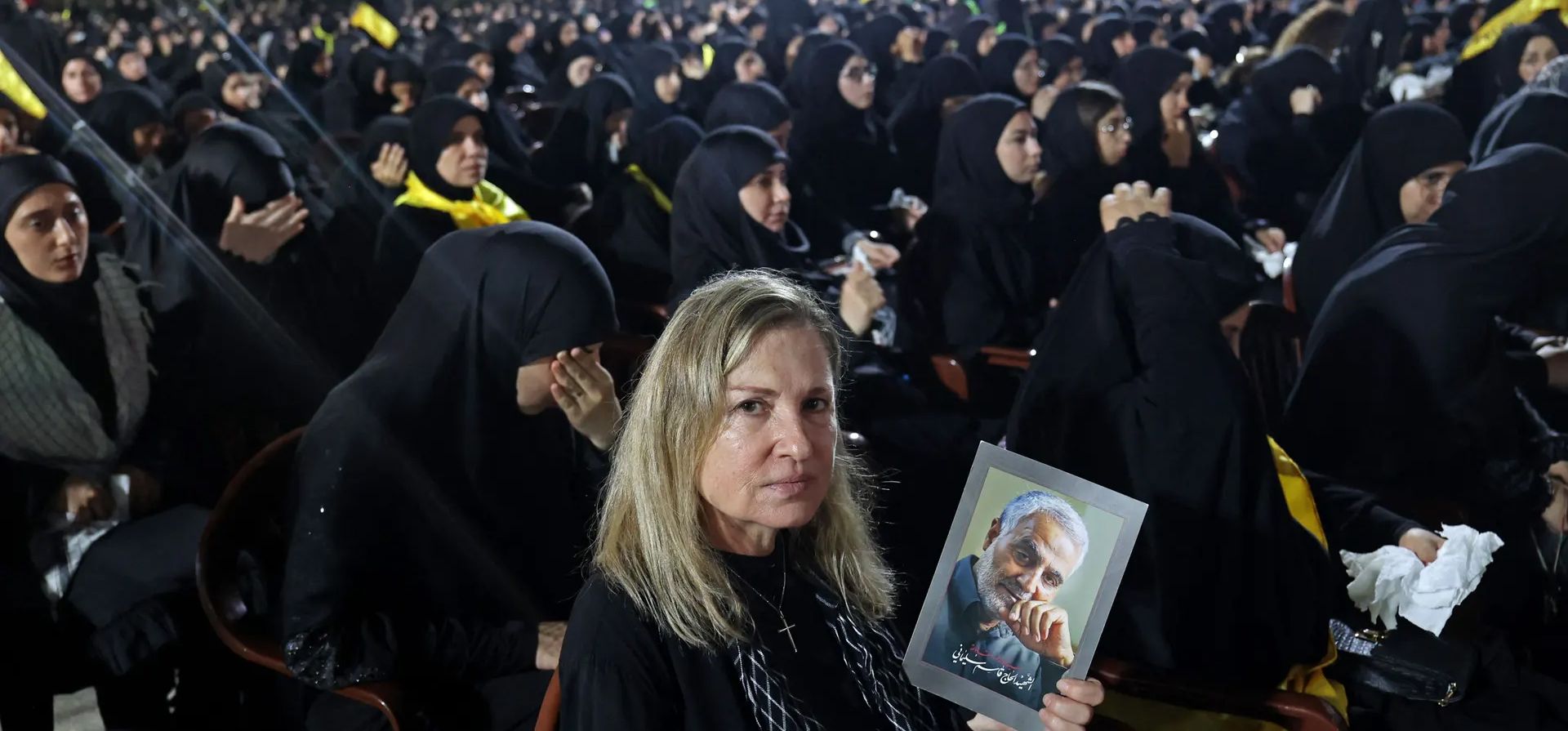 Beirut, Líbano. Una partidaria cristiana del movimiento chiíta Hezbolá sostiene un retrato del comandante militar iraní asesinado Qassem Suleimani mientras participa en un ritual de duelo en el suburbio del sur, durante el mes musulmán de Muharram en el período previo a Ashura. Fotografía: Anwar Amro/AFP/Getty Images Beirut, Líbano. Una partidaria cristiana del movimiento chiíta Hezbolá sostiene un retrato del comandante militar iraní asesinado Qassem Suleimani mientras participa en un ritual de duelo en el suburbio del sur, durante el mes musulmán de Muharram en el período previo a Ashura. Fotografía: Anwar Amro/AFP/Getty Images