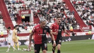 Newells consiguió un triunfo que casi le asegura la permanencia en primera
