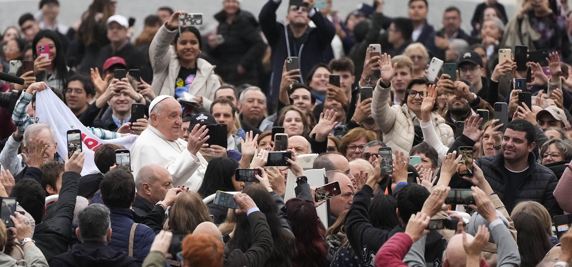 El papa Francisco saluda a su llegada a su audiencia general semanal en la Plaza de San Pedro en el Vaticano, el miércoles 20 de noviembre de 2024. (Foto AP/Gregorio Borgia) El papa Francisco saluda a su llegada a su audiencia general semanal en la Plaza de San Pedro en el Vaticano, el miércoles 20 de noviembre de 2024. (Foto AP/Gregorio Borgia)