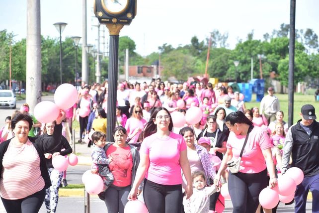 Octubre Rosa. Puerto San Martín realiza campañas de prevención del cáncer de mama con una gran participación.