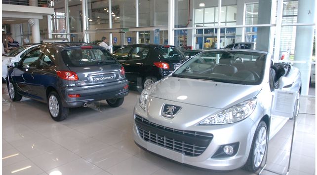 El patentamiento de autos cayó 50 por ciento en los primeros meses del año