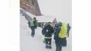 Video: el dramático rescate de un niño que quedó bajo nieve en el Cerro Catedral de Bariloche