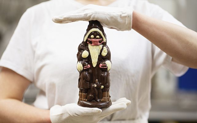 Papá Noel de chocolate con protector bucal y nasal en Bad Koenigshof