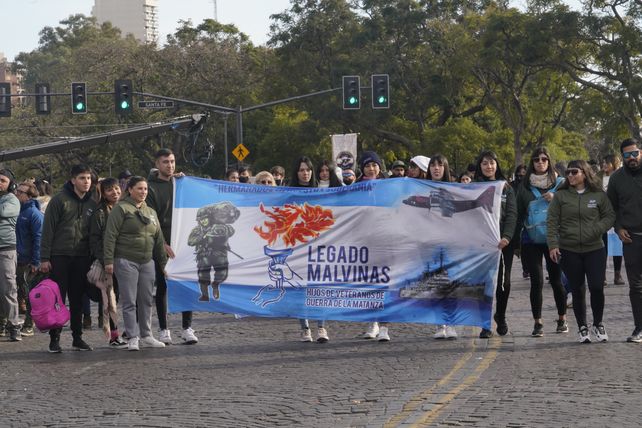 Los veteranos de la gesta de Malvinas desfilaron junto a sus familiares.