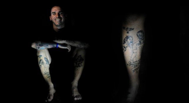Muchas personas decidieron inmortalizar a Maradona. Entre ellas Blas Luca, Tatuador, inició su propio tatuaje hace varios meses, aún no lo pudo terminar.