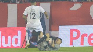 Mía. Lautaro Morales abraza la pelota ante la arremetida del jugador más peligroso rival, Ramón Abila. El arquero leproso cumplió.