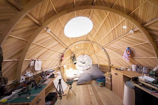 Artista inglés vive en un ¡huevo flotante de madera!