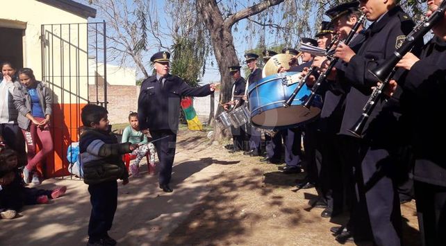El pequeño director de la Banda Policial