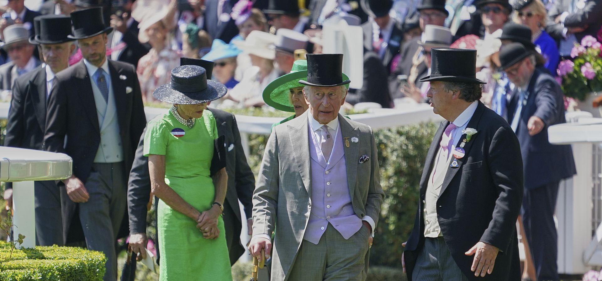 El rey Carlos de Gran Bretaña y la reina Camila, detrás del rey, caminan por el Parade Ring en el segundo día de la carrera de caballos Royal Ascot en Ascot, Inglaterra, el miércoles 18 de junio de 2025. (Foto AP/Alberto Pezzali) (Foto AP/Alberto Pezzali) El rey Carlos de Gran Bretaña y la reina Camila, detrás del rey, caminan por el Parade Ring en el segundo día de la carrera de caballos Royal Ascot en Ascot, Inglaterra, el miércoles 18 de junio de 2025. (Foto AP/Alberto Pezzali) (Foto AP/Alberto Pezzali)