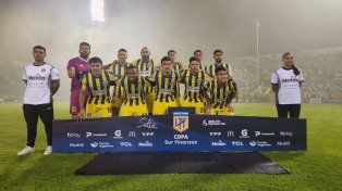 El plantel de Central, antes del inicio del partido en Salta, con la casaca tradicional.