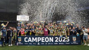 Salud campeón. El plantel canalla celebra en medio de la coronación en el Madre de Ciudades, donde logró el título.