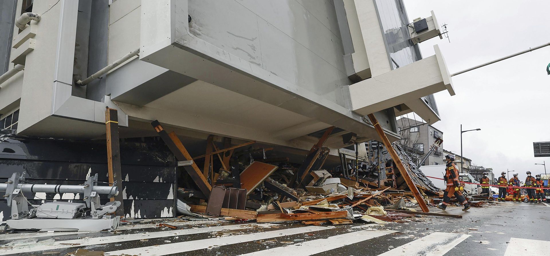 Bomberos buscan sobrevivientes en un edificio caído golpeado por terremotos en Wajima, prefectura de Ishikawa, Japón, el miércoles 3 de enero de 2024. Los trabajadores de rescate luchaban para salvar a los que se temían atrapados bajo los escombros de edificios derrumbados. (Kyodo News vía AP) Bomberos buscan sobrevivientes en un edificio caído golpeado por terremotos en Wajima, prefectura de Ishikawa, Japón, el miércoles 3 de enero de 2024. Los trabajadores de rescate luchaban para salvar a los que se temían atrapados bajo los escombros de edificios derrumbados. (Kyodo News vía AP)