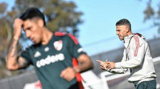 El DT de River, Martín Demichelis, evalúa no utilizar contra Instituto a los jugadores que jugaron en fecha FIFA.