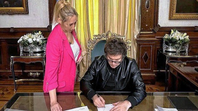 Javier Milei firmaría un decreto para eliminar los DNI para identidades no binarias