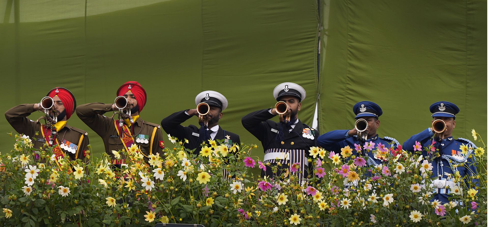 Los soldados indios tocan la trompeta mientras presentan sus respetos a Mahatma Gandhi durante el aniversario de su muerte en Rajghat, en Nueva Delhi, India, el lunes 30 de enero de 2023. El día en que Gandhi fue asesinado a tiros en 1948 por Nathuram Godse, está marcado como el Día del Mártir en el país. (Foto AP/Manish Swarup)