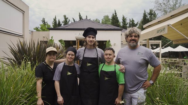 El equipo de Al Volo Fisherton junto a Nicolás.