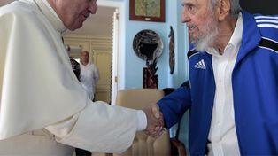 Francisco visitó a Fidel Castro en su residencia, donde intercambiaron regalos