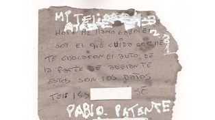Un cuidacoches honesto tomó los datos del conductor que chocó un auto estacionado