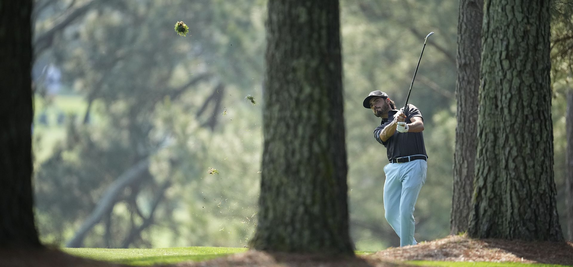 Abraham Ancer, de México, golpea desde la base de césped de un pino en el primer hoyo durante una ronda de práctica para el torneo de golf Masters en el Augusta National Golf Club el miércoles 5 de abril de 2023 en Augusta, Georgia. (Foto AP/Matt Slocum)