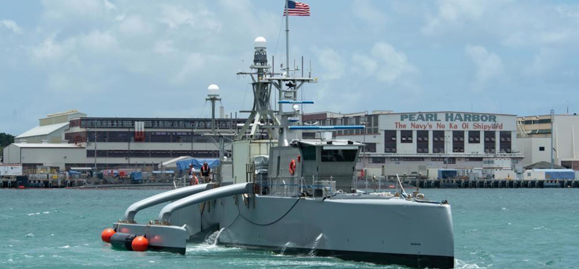 Un barco sin tripulación, llega a Pearl Harbor, Hawái, para participar en Rim of Pacific (RIMPAC) 2022, el 29 de junio de 2022. La Armada está acelerando el desarrollo de barcos no tripulados destinado a expandir el alcance de la potencia de fuego ofensiva mientras mantiene a los marineros en los buques de guerra tradicionales más lejos del peligro.