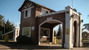 Portal del Sol Club de Campo. Una parte del barrio cerrado fue edificada sobre un camino de emergencia ferroviaria, en la zona noroeste de la ciudad de San Lorenzo.