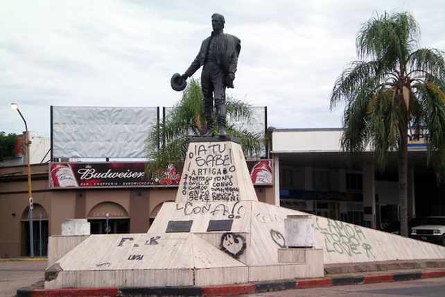 Solicitan la puesta en valor del monumento a Artigas en la Costanera