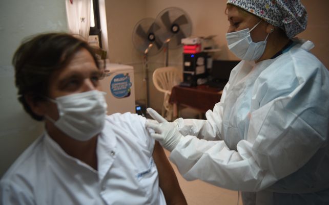 Vacunación en el Hospital Centenario a los profesionales de la salud.