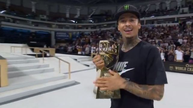 Nyjah Huston recibe su tercera copa del mundo.&nbsp;