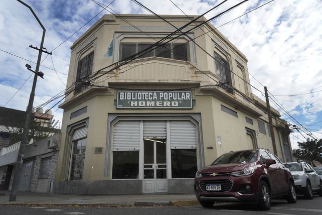 La biblioteca popular funciona en un a antigua casa de Vélez Sársfield al 900.