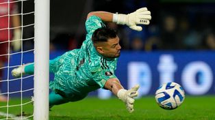 La posibilidad de que Sergio Romero desembarque en Newells no es lejana en caso de que Keylor Navas se vaya del Parque.
