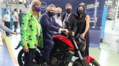 Alberto Fernández se subrió a una de las motos Corven que se fabrica en la planta de Venado Tuerto. Alberto Fernández se subrió a una de las motos Corven que se fabrica en la planta de Venado Tuerto.