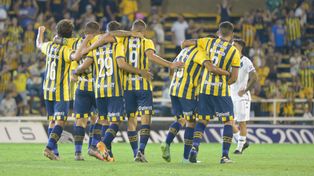 Los futbolistas canallas celebran tras el triunfo frente a Vélez.