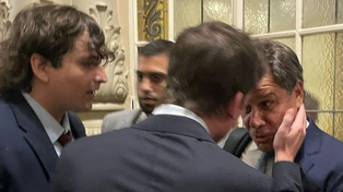 Santiago Caputo increpa a Facundo Manes en los pasillos del Congreso.