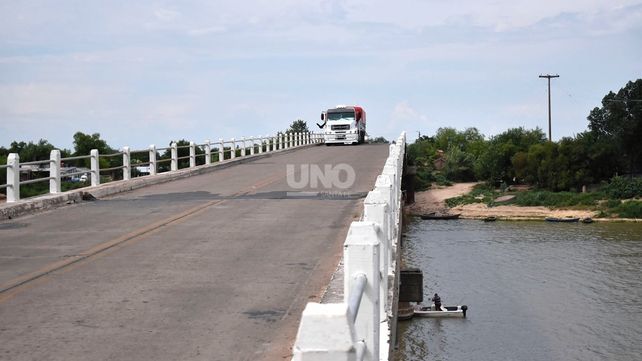 El puente Arroyo Leyes se encuentra ubicado a 36 km al noreste de la ciudad de Santa Fe
