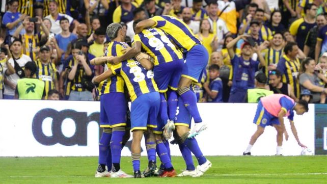 Festejo de Rosario Central ante Lanús