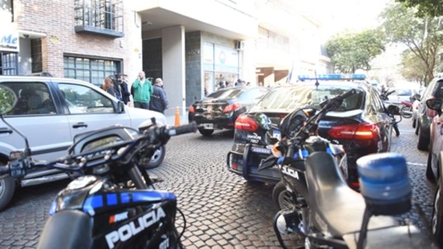 Zeballos 2131. El agresor trepó por fuera del edificio. Descartan que haya forzado a Juan Cruz a entrar con él.