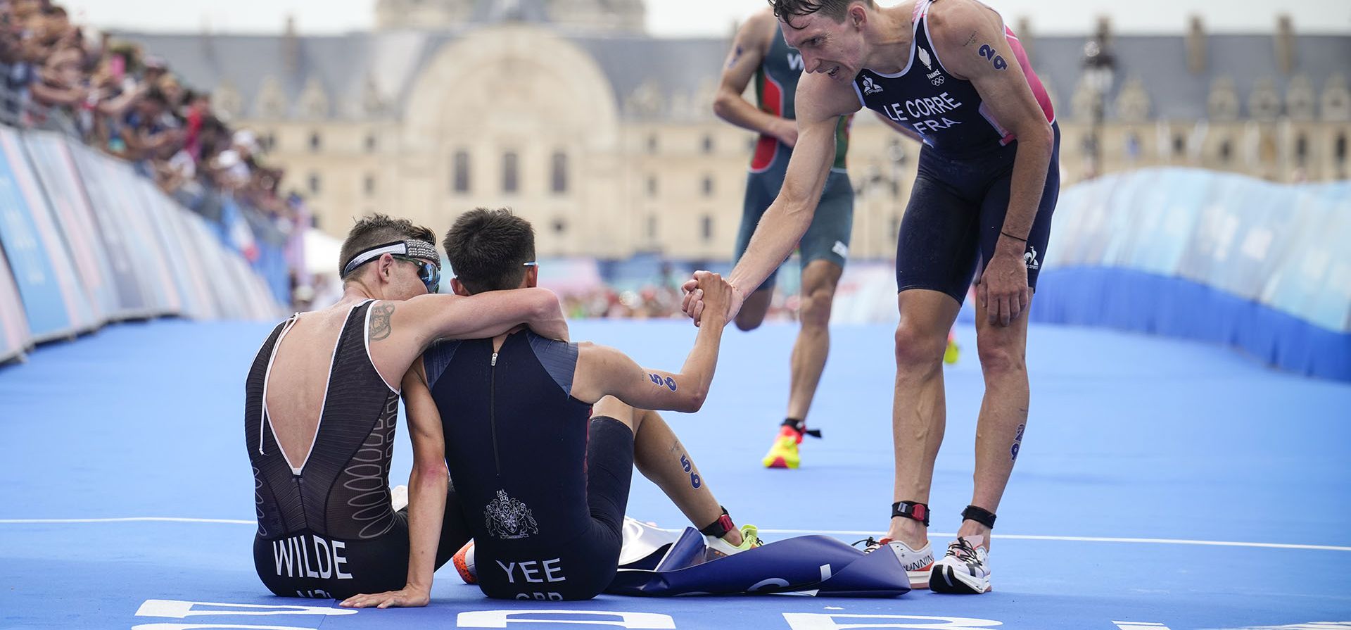 El neozelandés Hayden Wilde (izquierda), el británico Alex Yee (centro) y el francés Pierre Le Corre (derecha) celebran al final de la competición de triatlón individual masculino en los Juegos Olímpicos de Verano de 2024, el miércoles 31 de julio de 2024, en París, Francia. (Foto AP/Vadim Ghirda) El neozelandés Hayden Wilde (izquierda), el británico Alex Yee (centro) y el francés Pierre Le Corre (derecha) celebran al final de la competición de triatlón individual masculino en los Juegos Olímpicos de Verano de 2024, el miércoles 31 de julio de 2024, en París, Francia. (Foto AP/Vadim Ghirda)