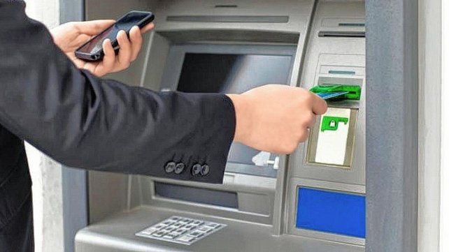 Los bancos ya informaron sobre los aumentos de sus comisiones a partir de mayo. Extraer dinero de cajeros automáticos podrá costar hasta $5.000