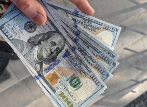 El dólar blue se mantuvo estable y cerró en $1.455