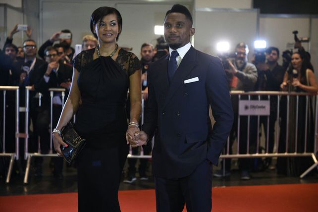 Samuel Etoo con su pareja fueron los primeros en salir a la alfombra roja.&nbsp;