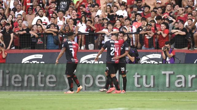 Gonzalo Maroni señaló el único gol de Newells en el Coloso y lo celebra abrazado con Mateo Silvetti.