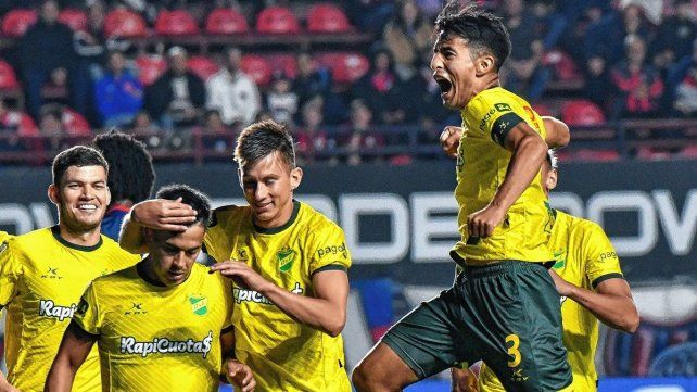 Defensa venció a San Lorenzo y pelea arriba en la zona B