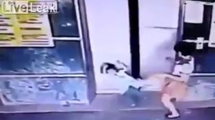 Una patada salvadora evitó que una niña quedara atrapada en la puerta de un ascensor