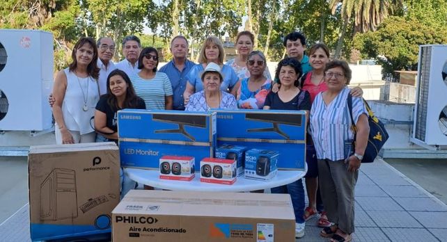Donaron dos equipos de computación y un aire acondicionado al Hospital Vilela