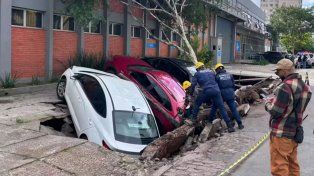 En Porto Alegre se abrió un socavón en el suelo y se tragó tres autos